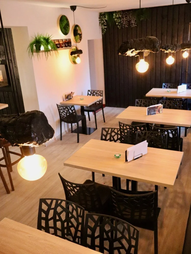 Americký set s žebry, kuřecími křídly a stripsy, burgerem a přílohami pro dva