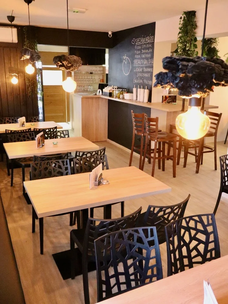 Americký set s žebry, kuřecími křídly a stripsy, burgerem a přílohami pro dva