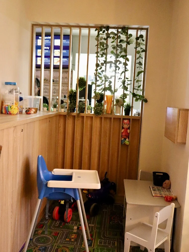 Americký set s žebry, kuřecími křídly a stripsy, burgerem a přílohami pro dva