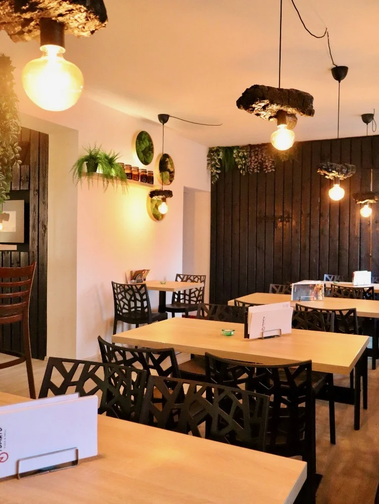 Americký set s žebry, kuřecími křídly a stripsy, burgerem a přílohami pro dva