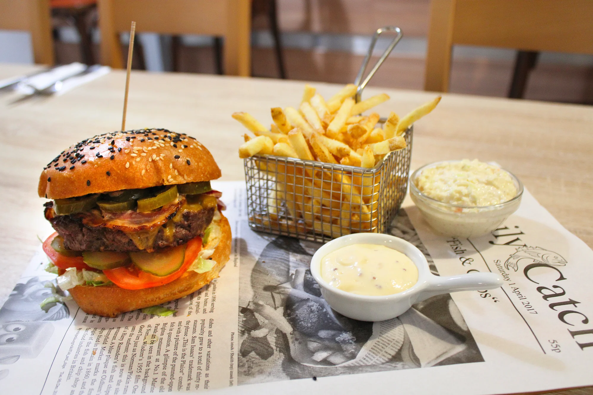 1 nebo 2 šťavnaté burgery s hranolky a coleslawem: hovězí, vepřové i se smažákem