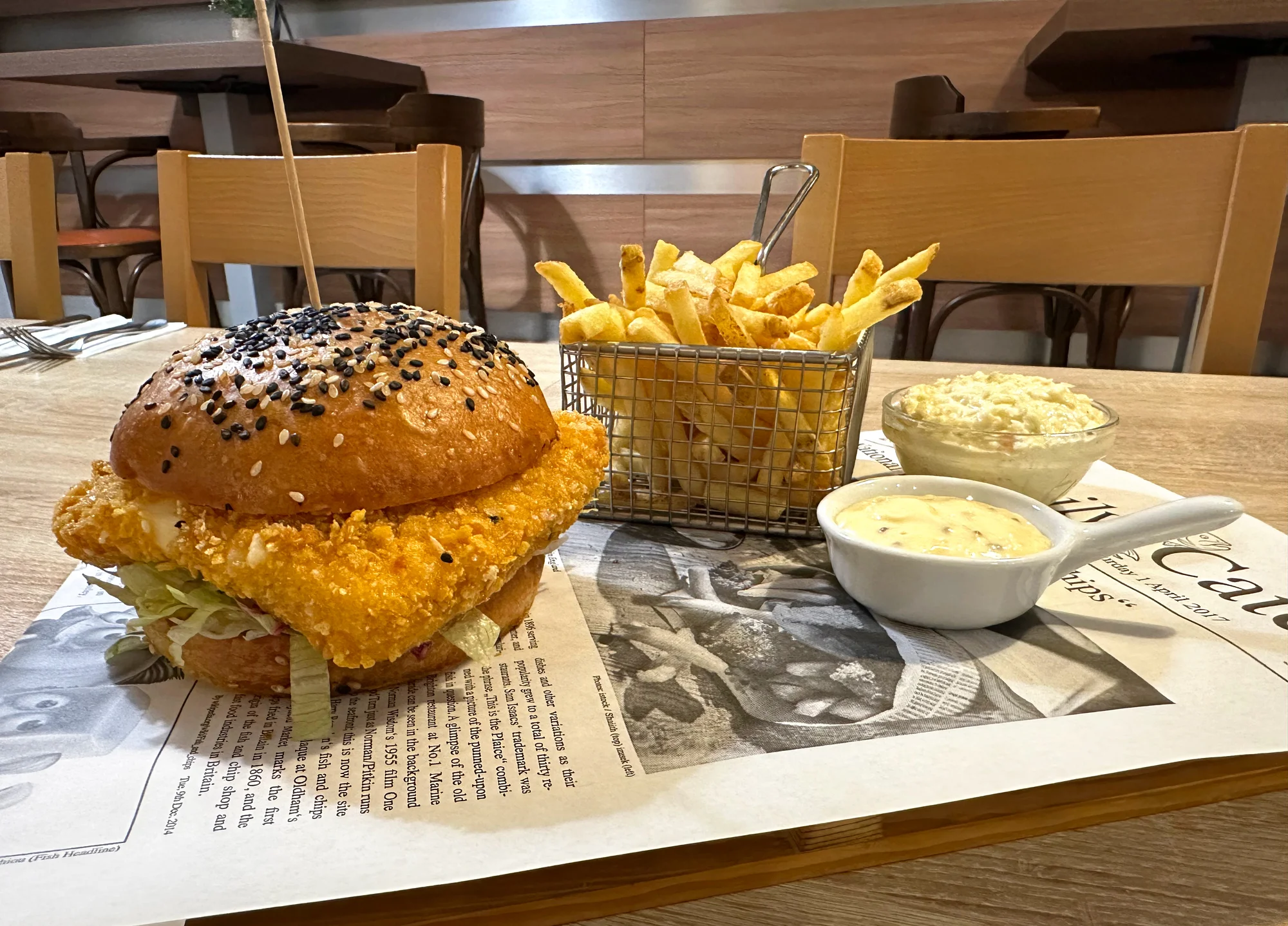 1 nebo 2 šťavnaté burgery s hranolky a coleslawem: hovězí, vepřové i se smažákem