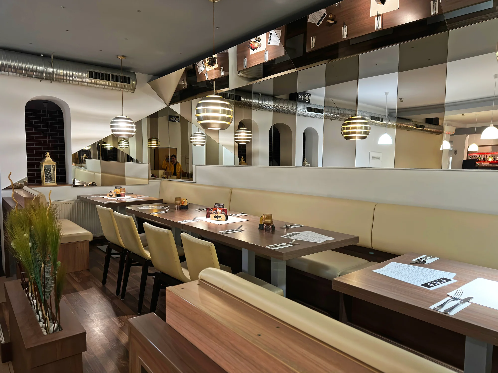 1 nebo 2 šťavnaté burgery s hranolky a coleslawem: hovězí, vepřové i se smažákem