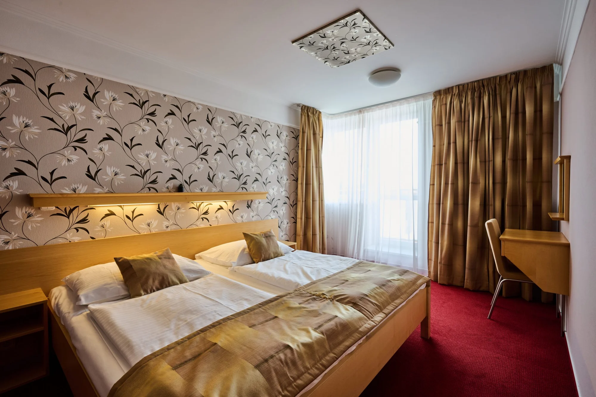 Pobyt v Posázaví: strava, veřejné i privátní wellness, plný minibar i večeře při svíčkách