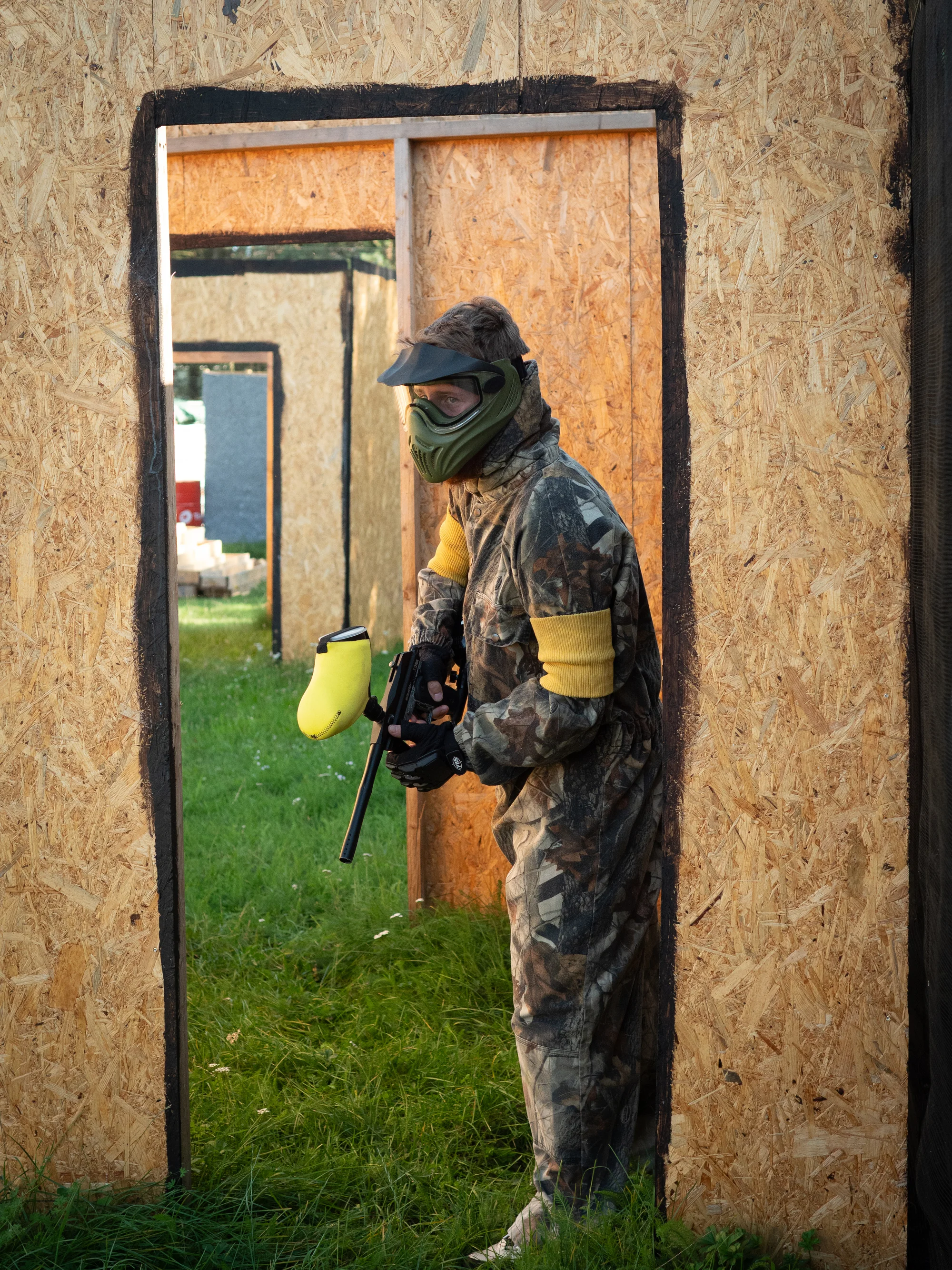 Akční bitva na 3 000 m²: paintball v městské aréně Nechanice pro 1–10 osob