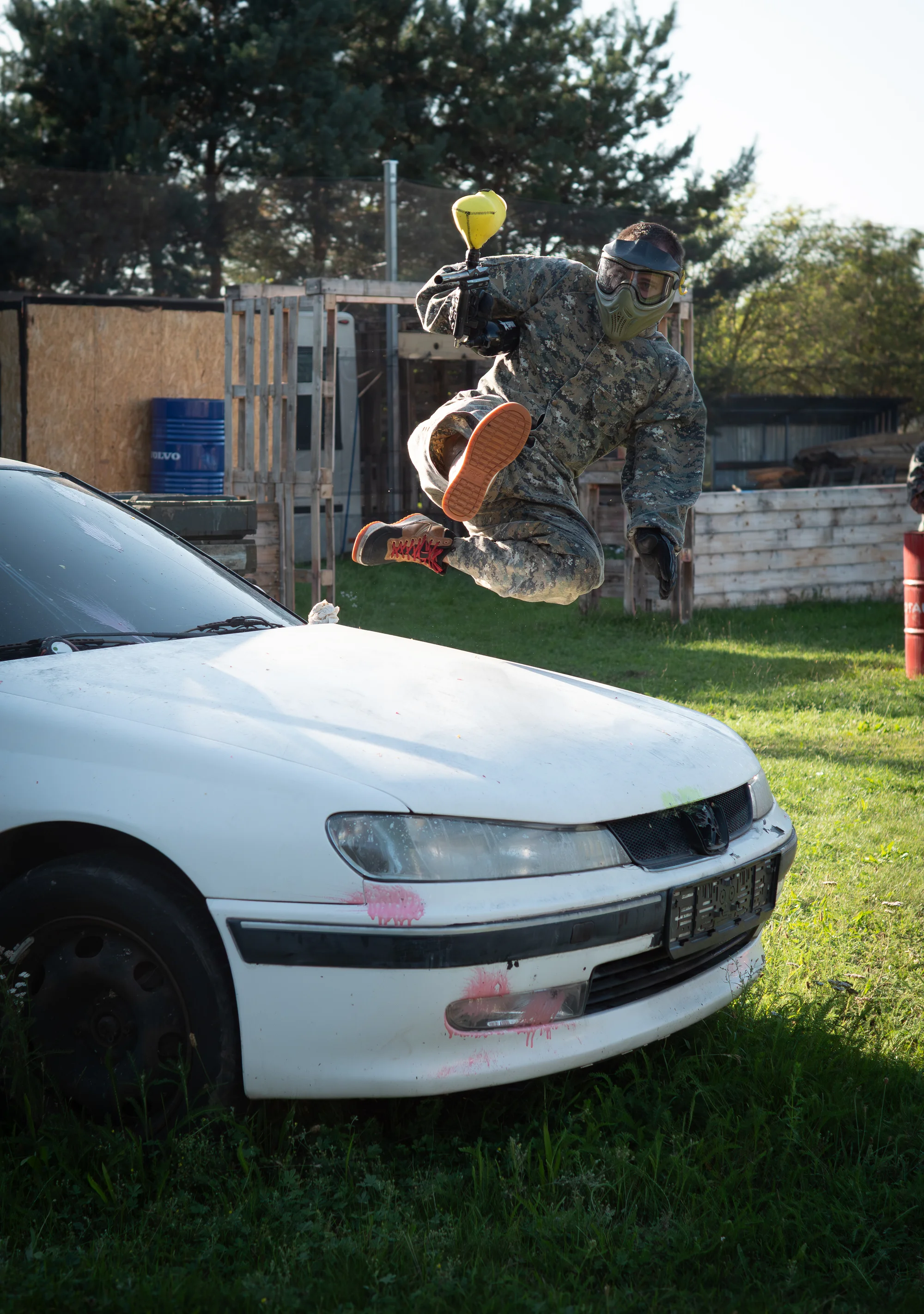 Akční bitva na 3 000 m²: paintball v městské aréně Nechanice pro 1–10 osob