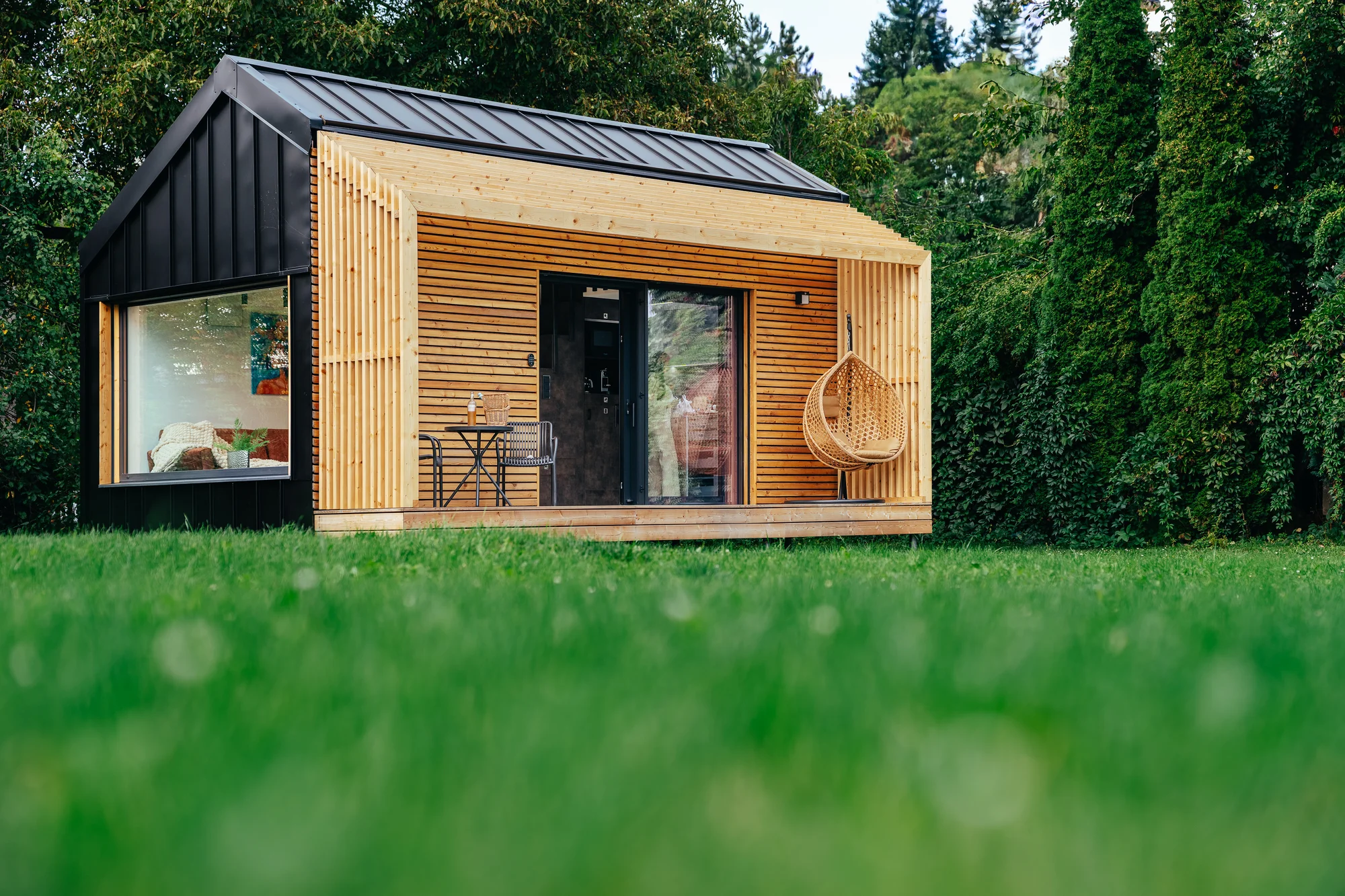 Za romantikou do Ostravy: tiny house s kuchyní, Netflixem i terasou s posezením