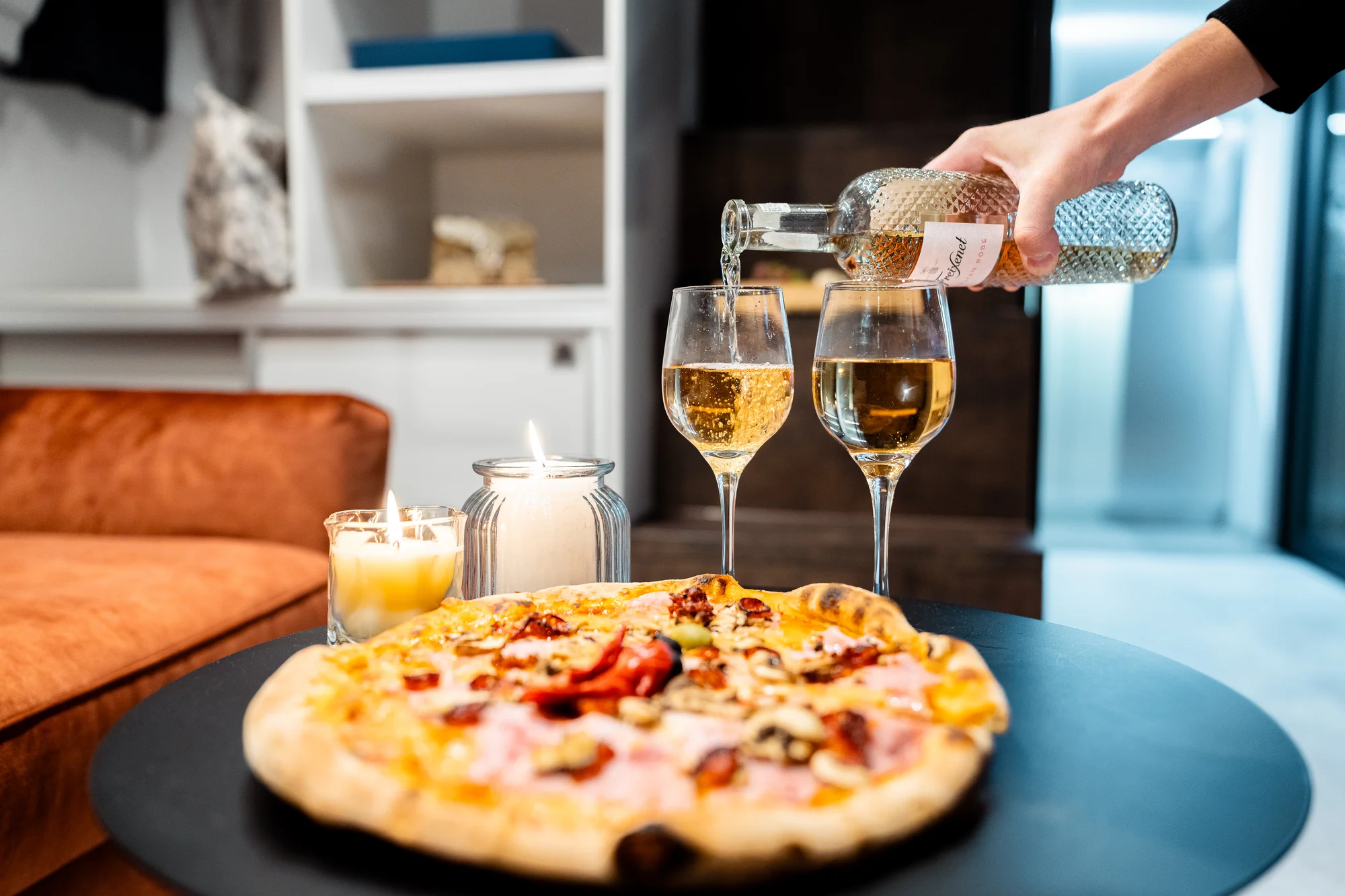 Za romantikou do Ostravy: tiny house s kuchyní, Netflixem i terasou s posezením