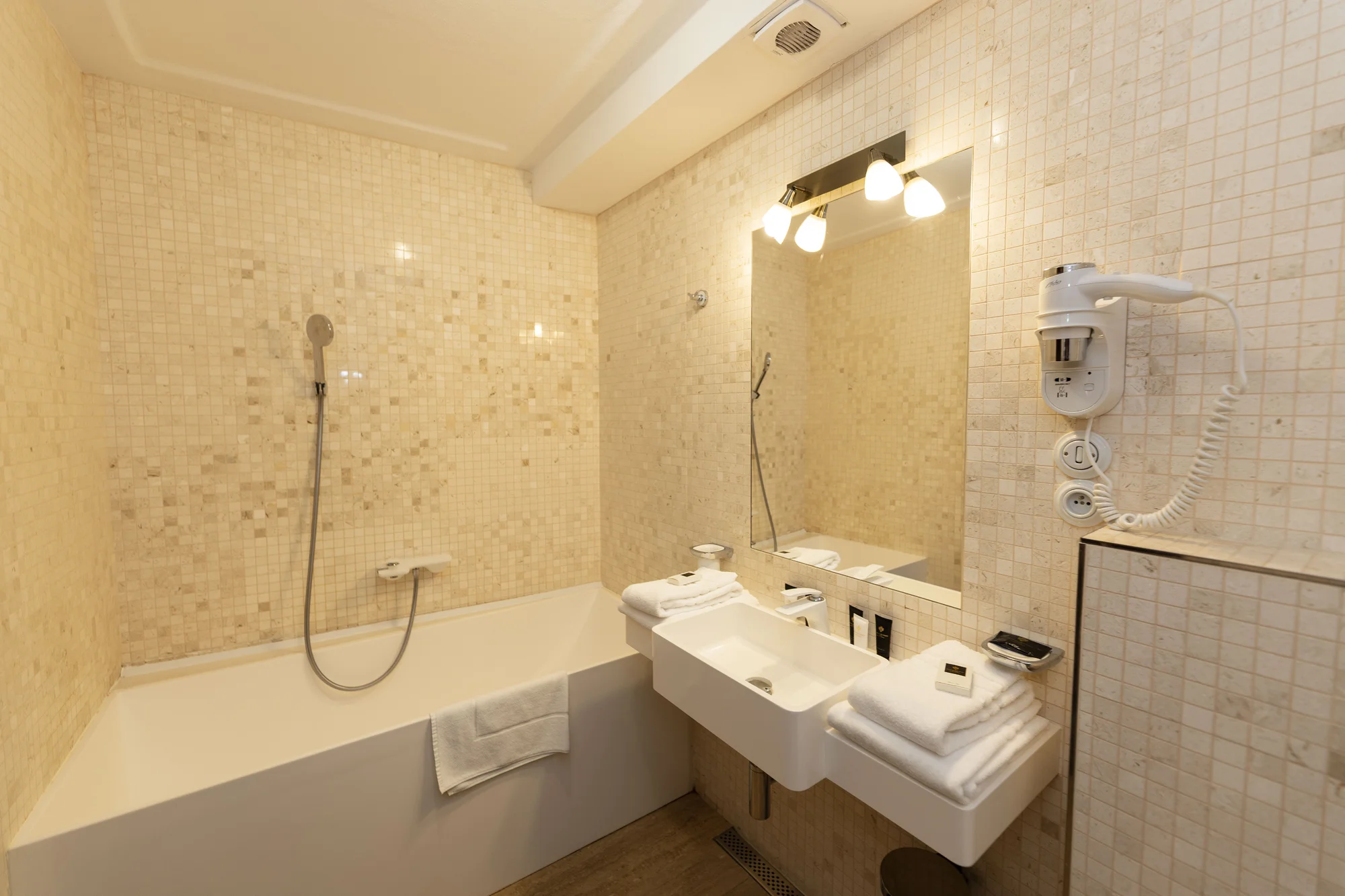 Luxus s nádechem historie: hotel v centru Českého Krumlova se snídaní i wellness