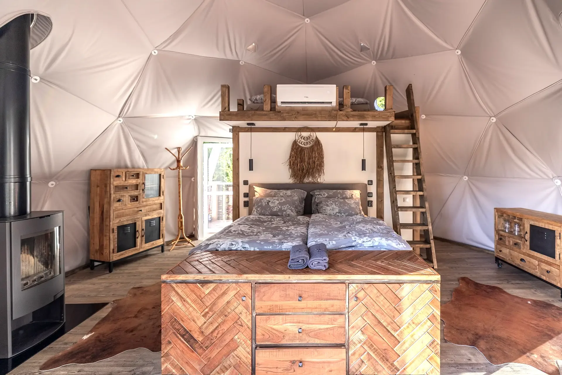 Luxusní glampingová kupole na východě Čech se saunou a vířivkou i snídaní