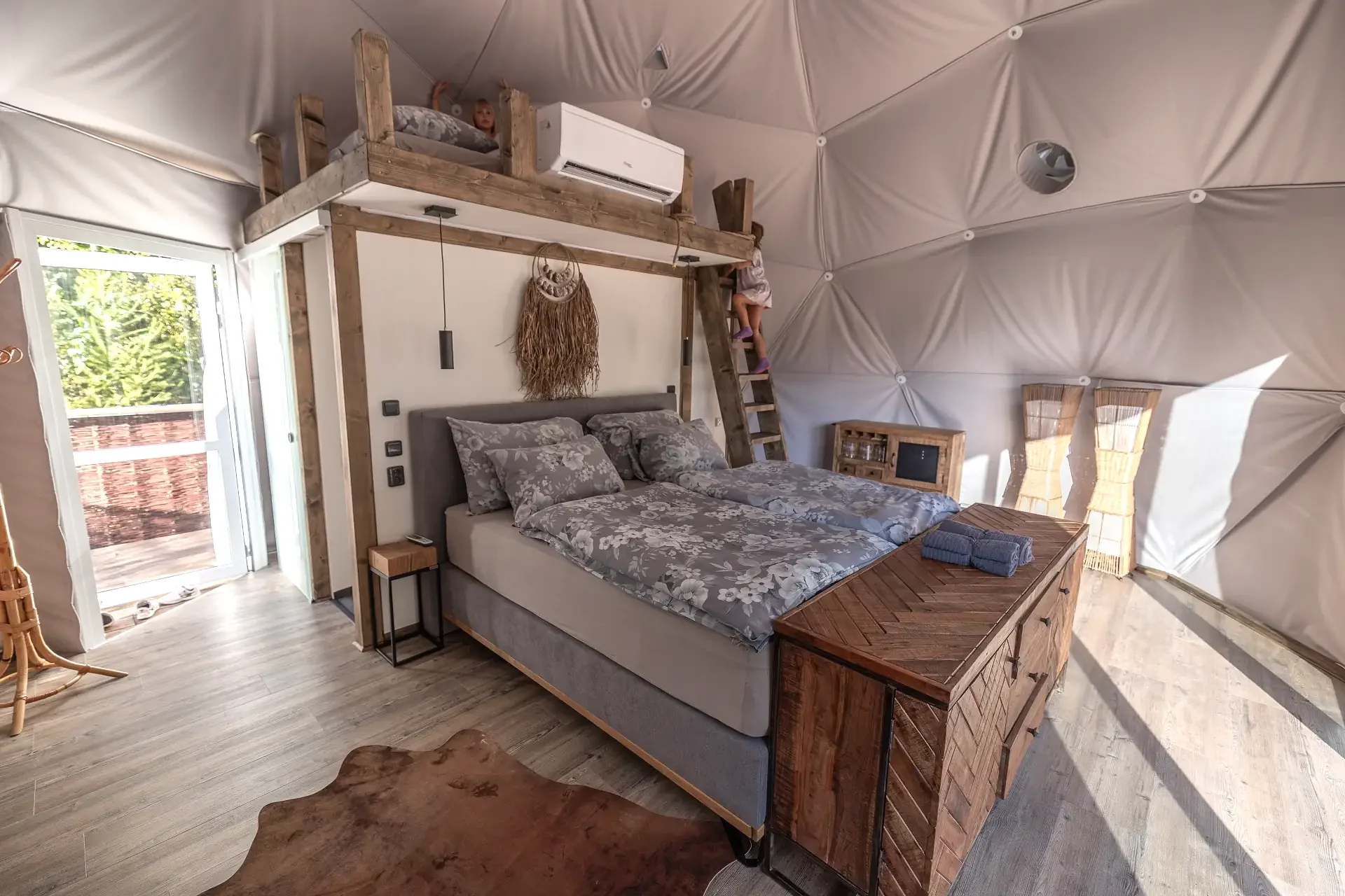 Luxusní glampingová kupole na východě Čech se saunou a vířivkou i snídaní