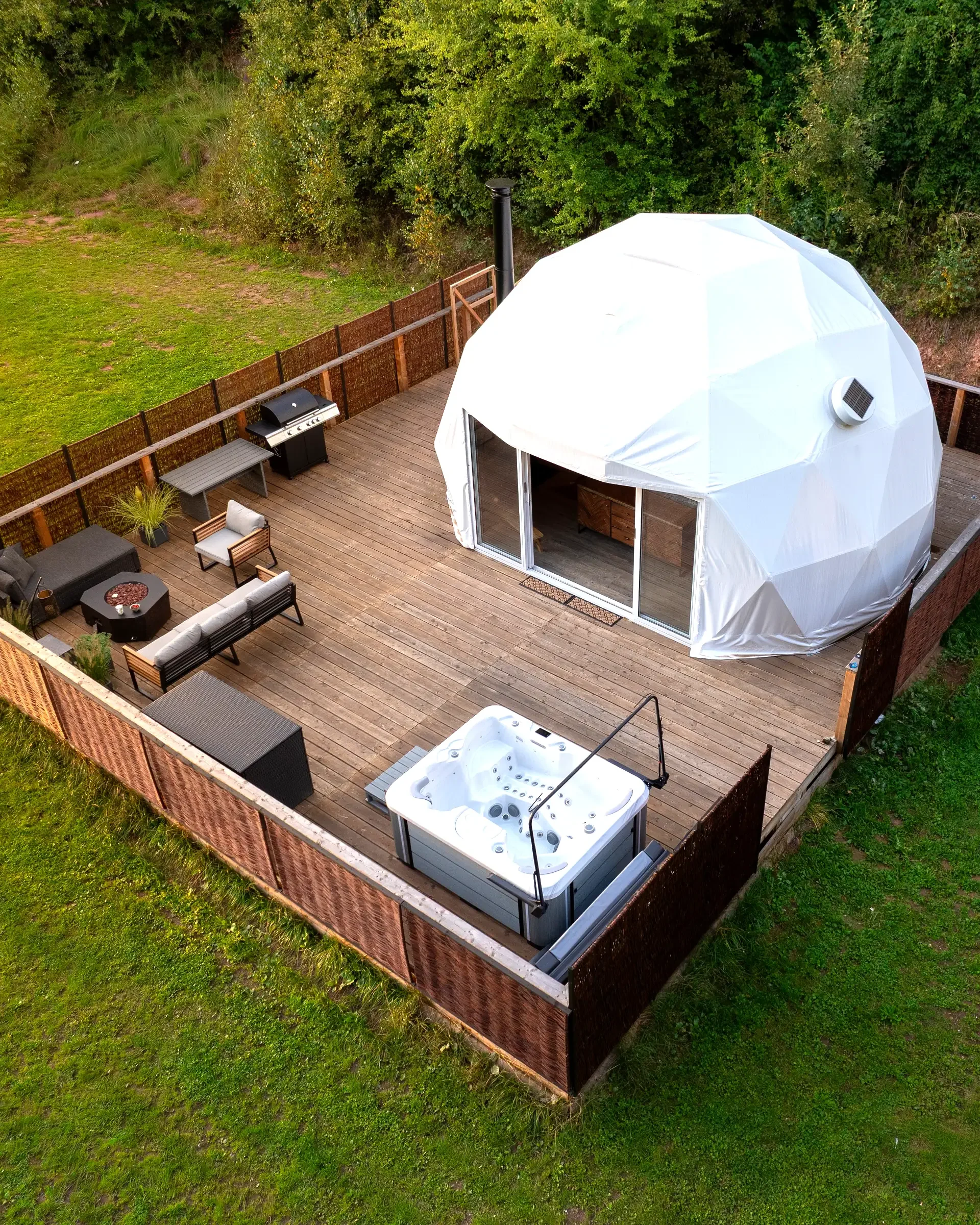 Luxusní glampingová kupole na východě Čech se saunou a vířivkou i snídaní