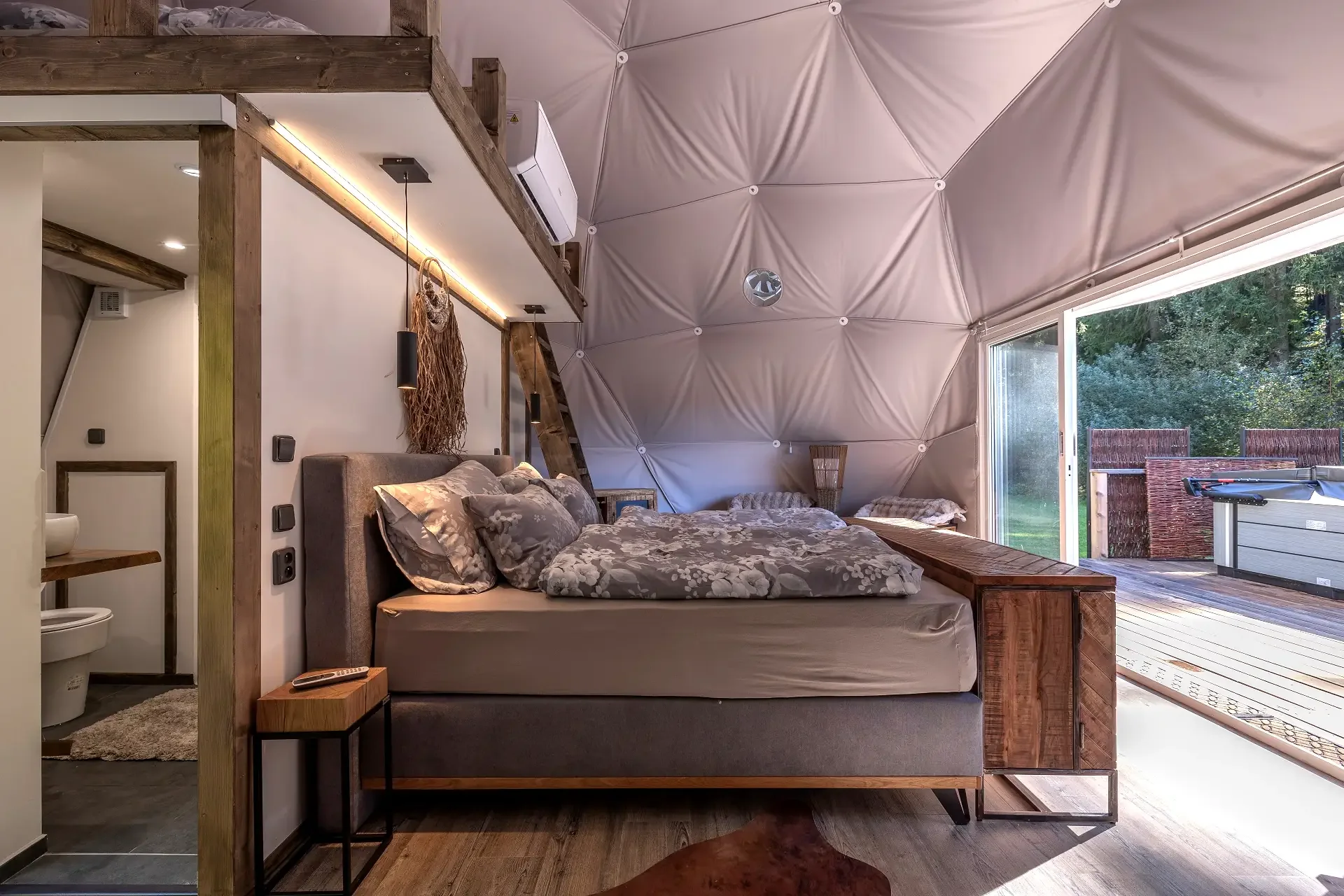 Luxusní glampingová kupole na východě Čech se saunou a vířivkou i snídaní