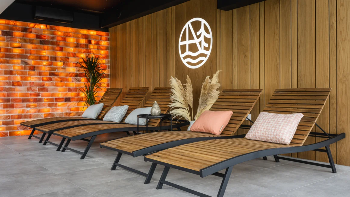 Moderní rodinný spa rezort na břehu Rožnovského jezera s wellness i jídlem