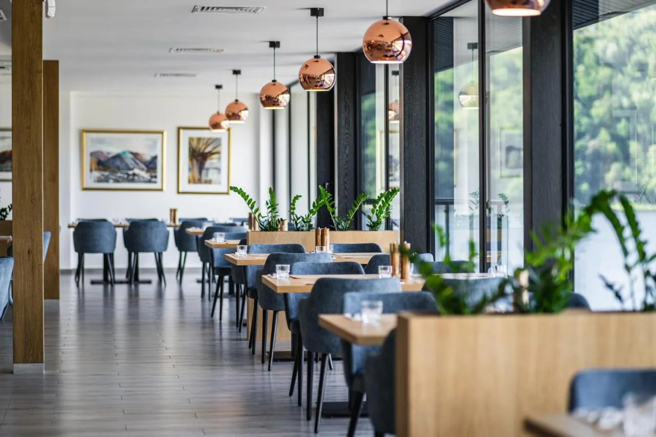 Moderní rodinný spa rezort na břehu Rožnovského jezera s wellness i jídlem