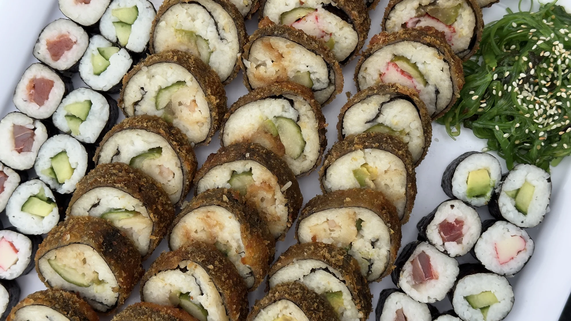 Obří sushi sety pro rodinu i partu přátel: 76, 79, 105 i 107 rolovaných kousků