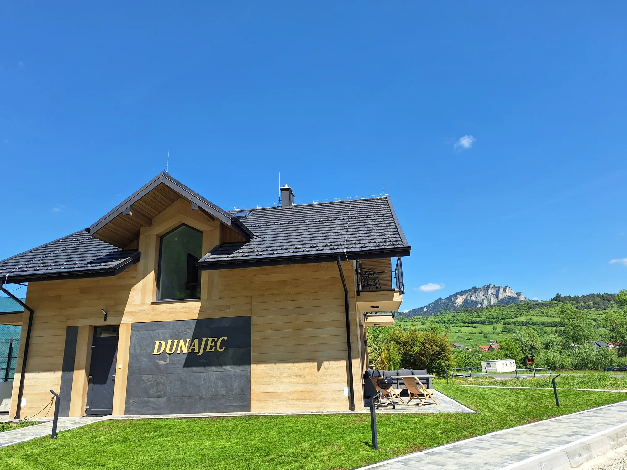 Moderní apartmány ve stylu horské chaty na břehu Dunajce přímo pod Třemi Korunami s výhledem, krbem i terasou