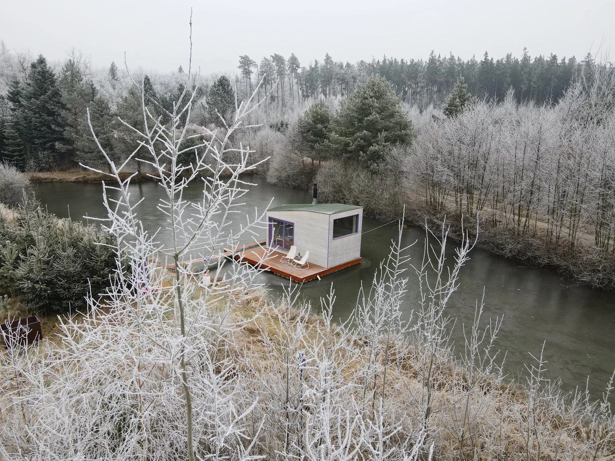 Netradiční ubytování v jižních Čechách: domečky na vodní hladině, odpočinek i rybolov