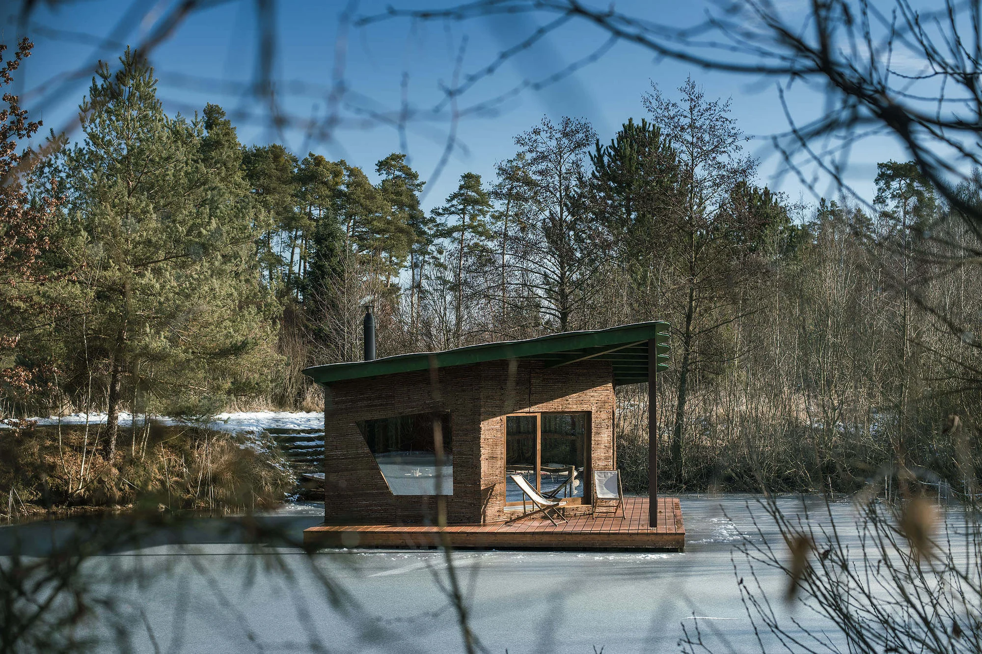 Netradiční ubytování v jižních Čechách: domečky na vodní hladině, odpočinek i rybolov