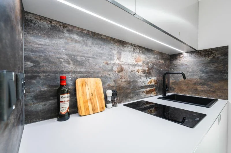 Za romantikou do Ostravy: tiny house s kuchyní, Netflixem i terasou s posezením