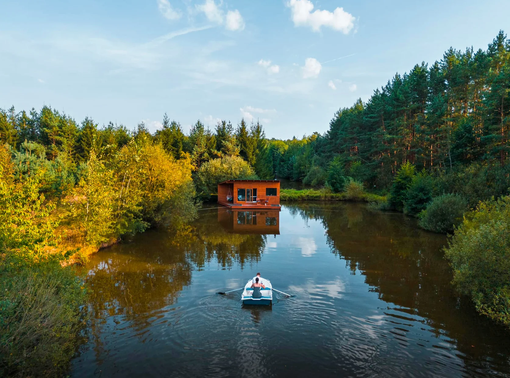 Netradiční ubytování v jižních Čechách: domečky na vodní hladině, odpočinek i rybolov