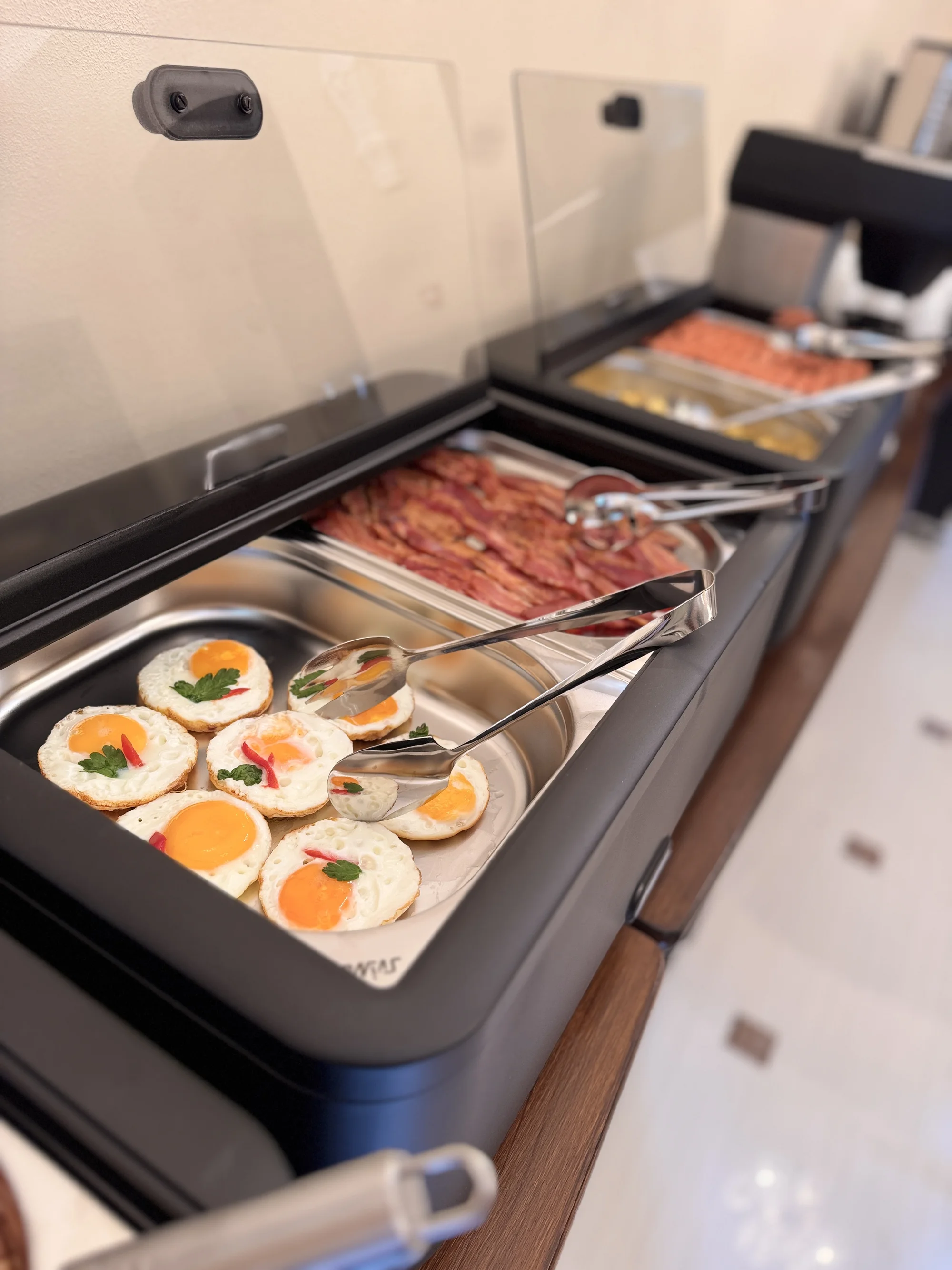 Romantika ve Varech: láhev prosecca na pokoji, možnost 3chodové večeře i snídaně do postele