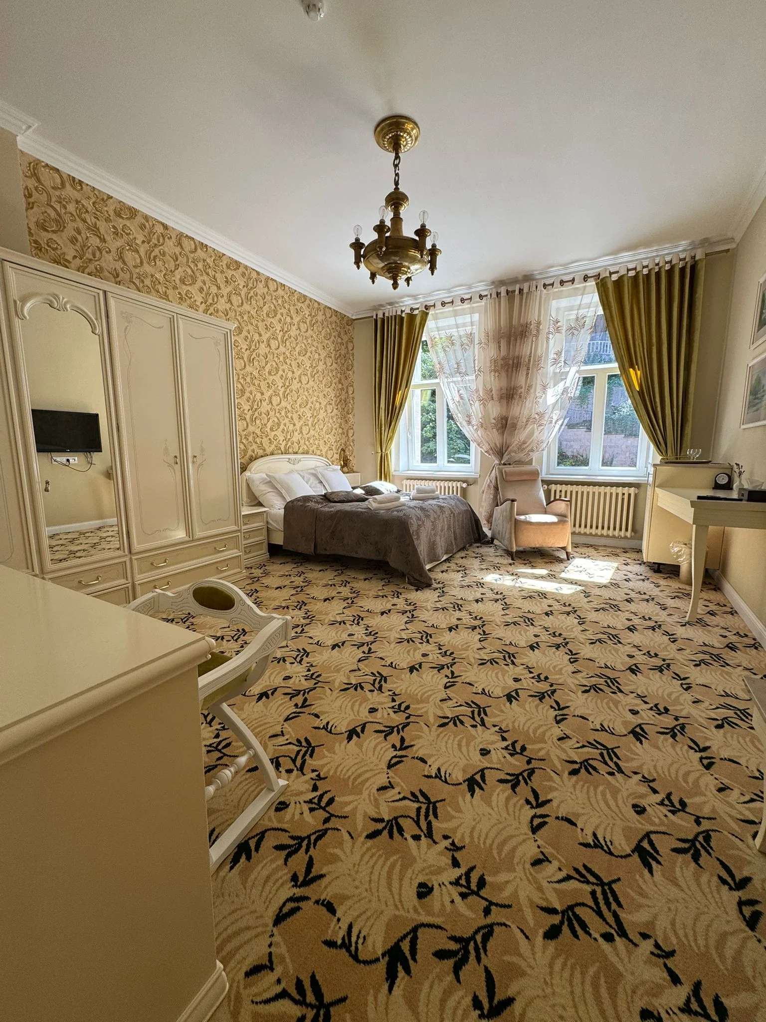 Romantika ve Varech: láhev prosecca na pokoji, možnost 3chodové večeře i snídaně do postele