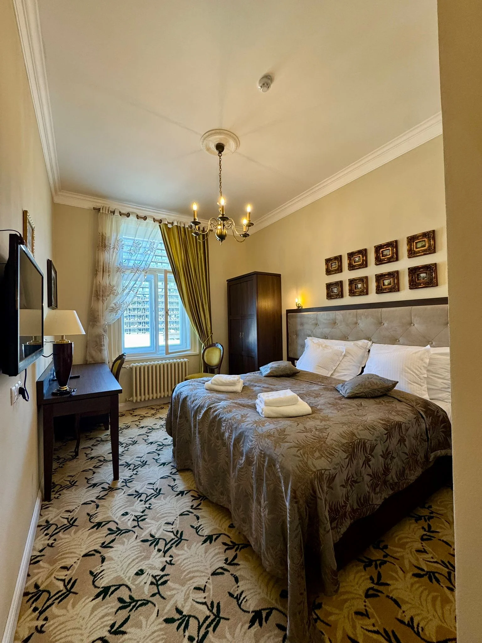 Romantika ve Varech: láhev prosecca na pokoji, možnost 3chodové večeře i snídaně do postele