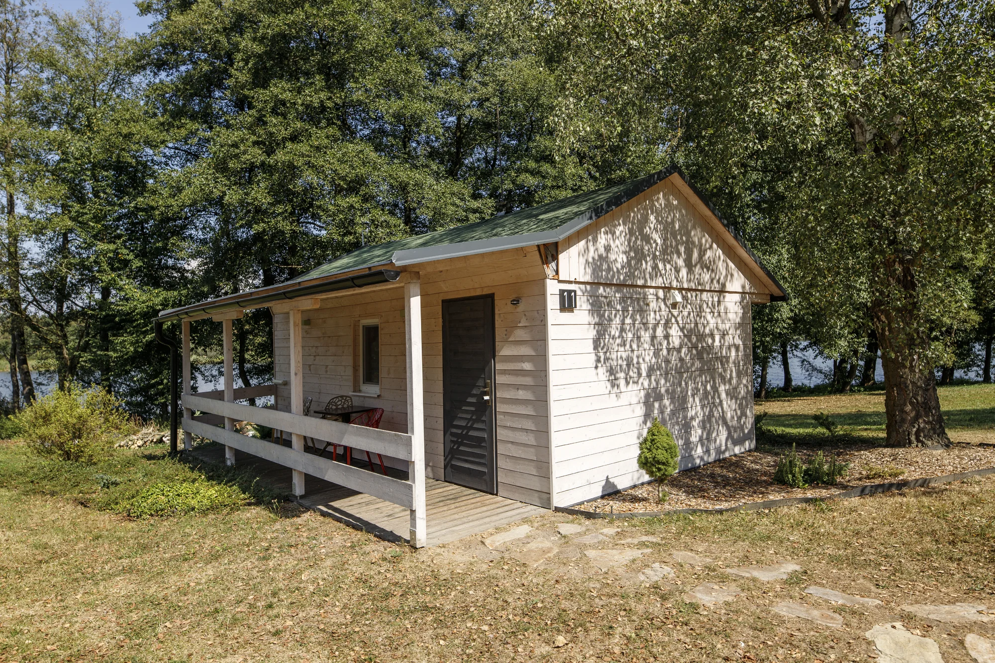 Útulné chatky u rybníka na úpatí Orlických hor pro pár i rodinu: jídlo, sauny a biotop