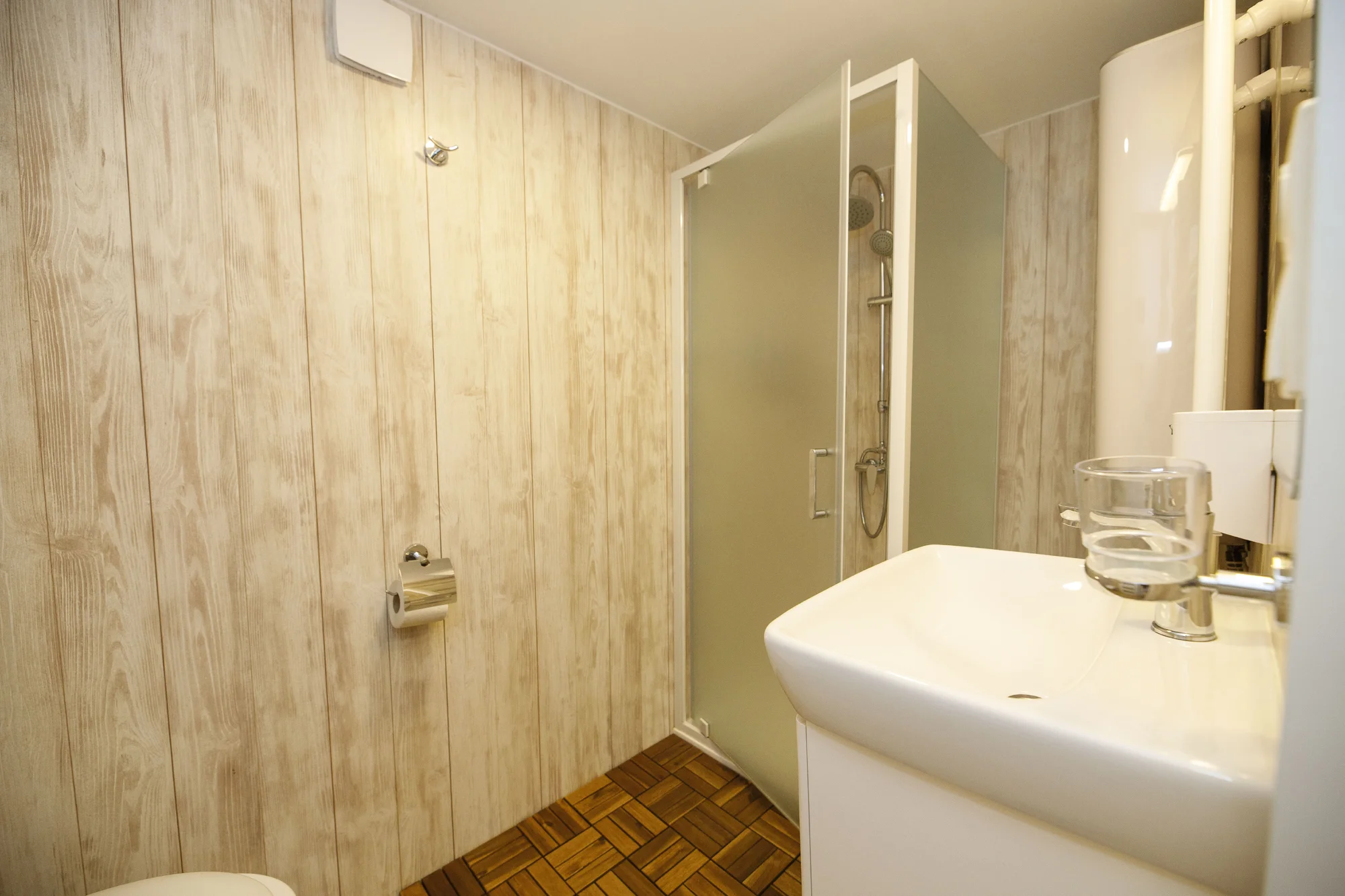 Útulné chatky u rybníka na úpatí Orlických hor pro pár i rodinu: jídlo, sauny a biotop