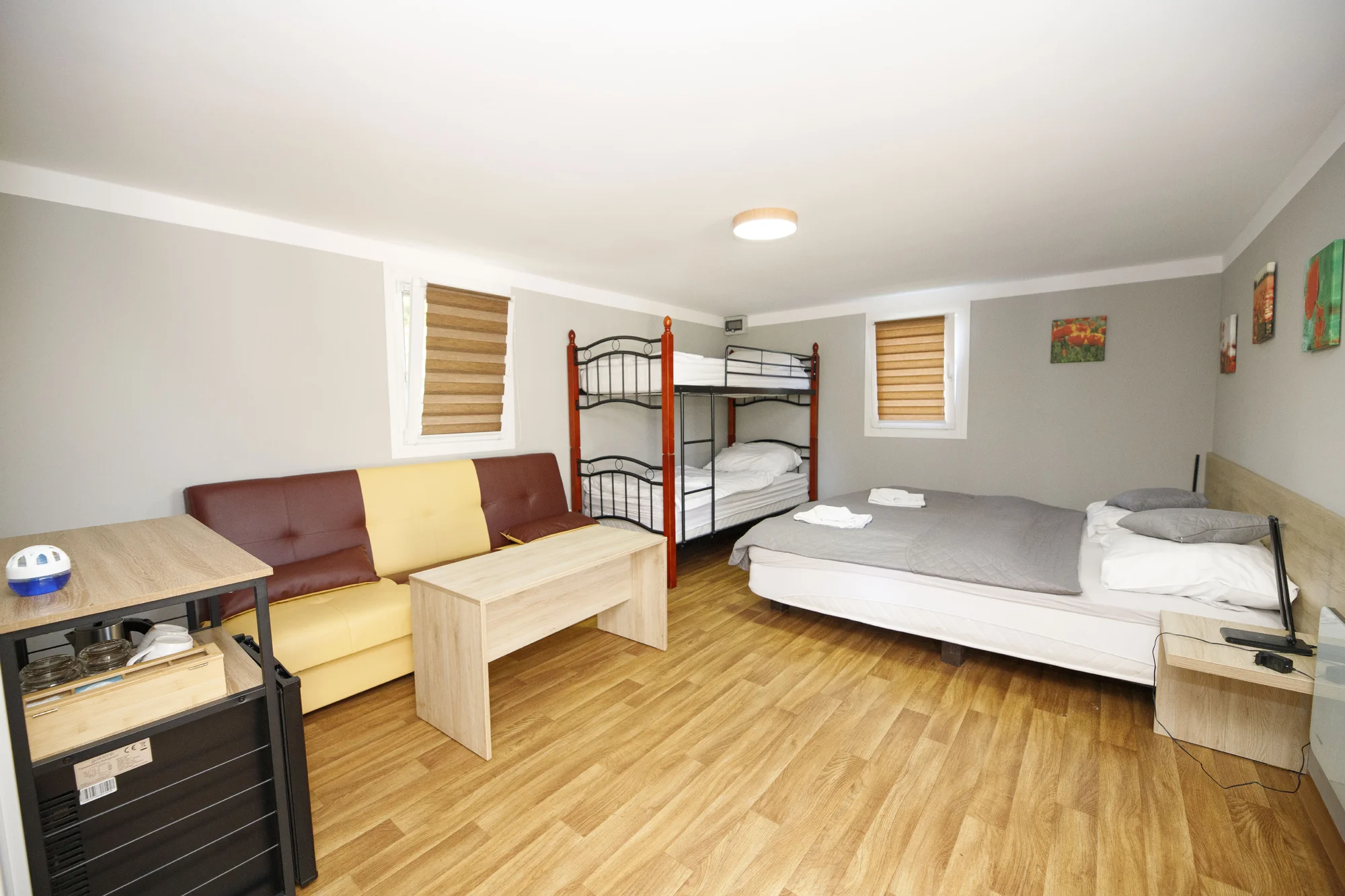 Útulné chatky u rybníka na úpatí Orlických hor pro pár i rodinu: jídlo, sauny a biotop