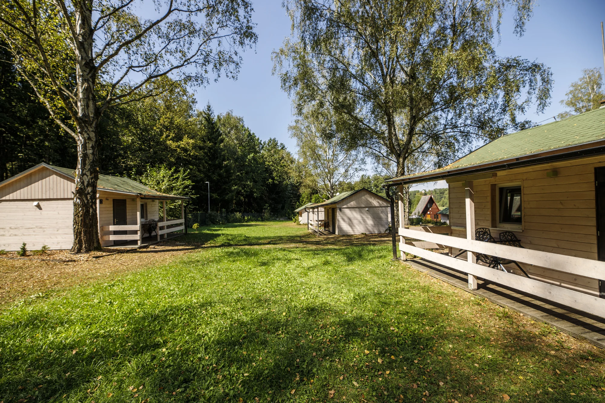 Útulné chatky u rybníka na úpatí Orlických hor pro pár i rodinu: jídlo, sauny a biotop