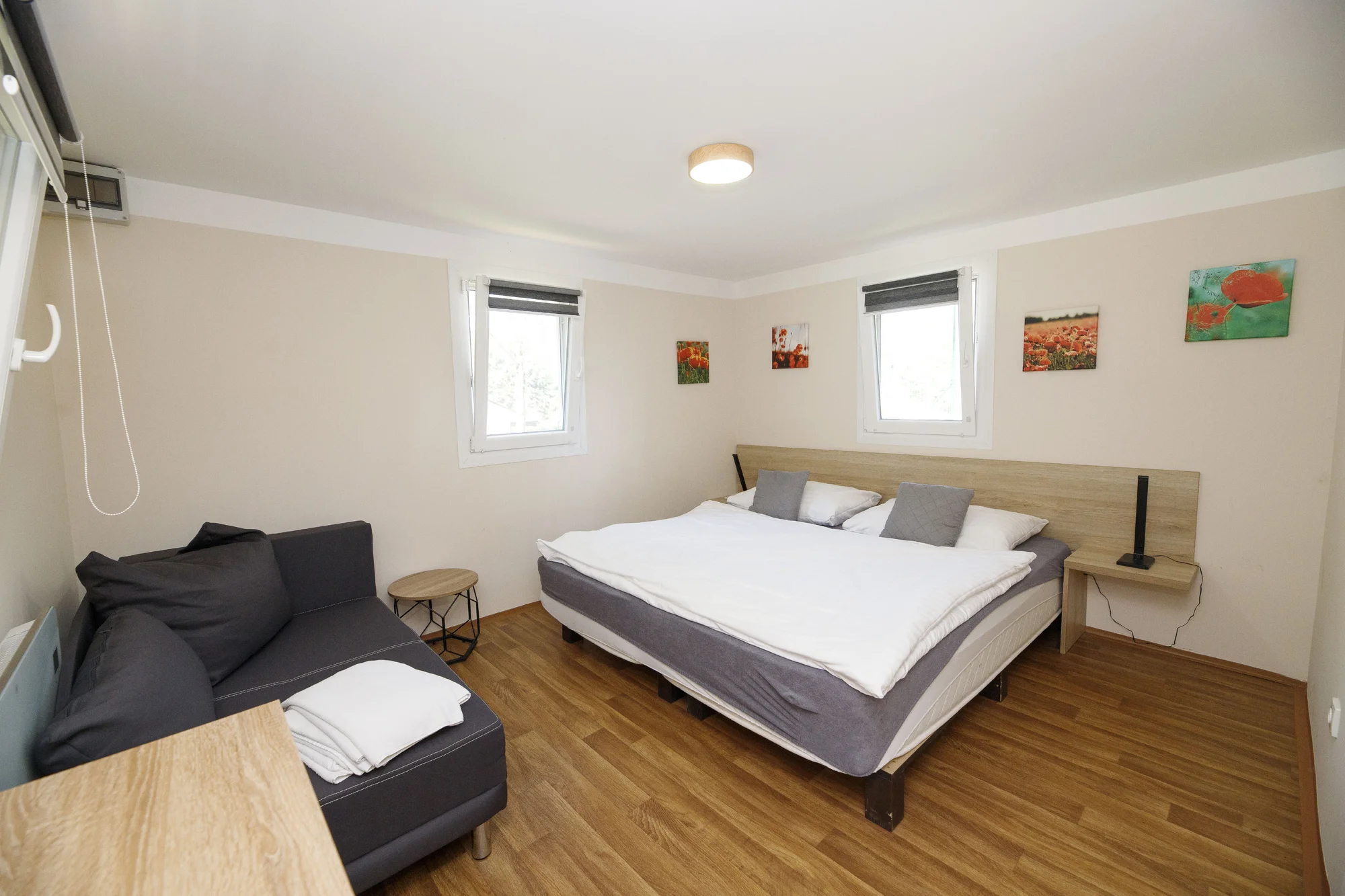 Útulné chatky u rybníka na úpatí Orlických hor pro pár i rodinu: jídlo, sauny a biotop