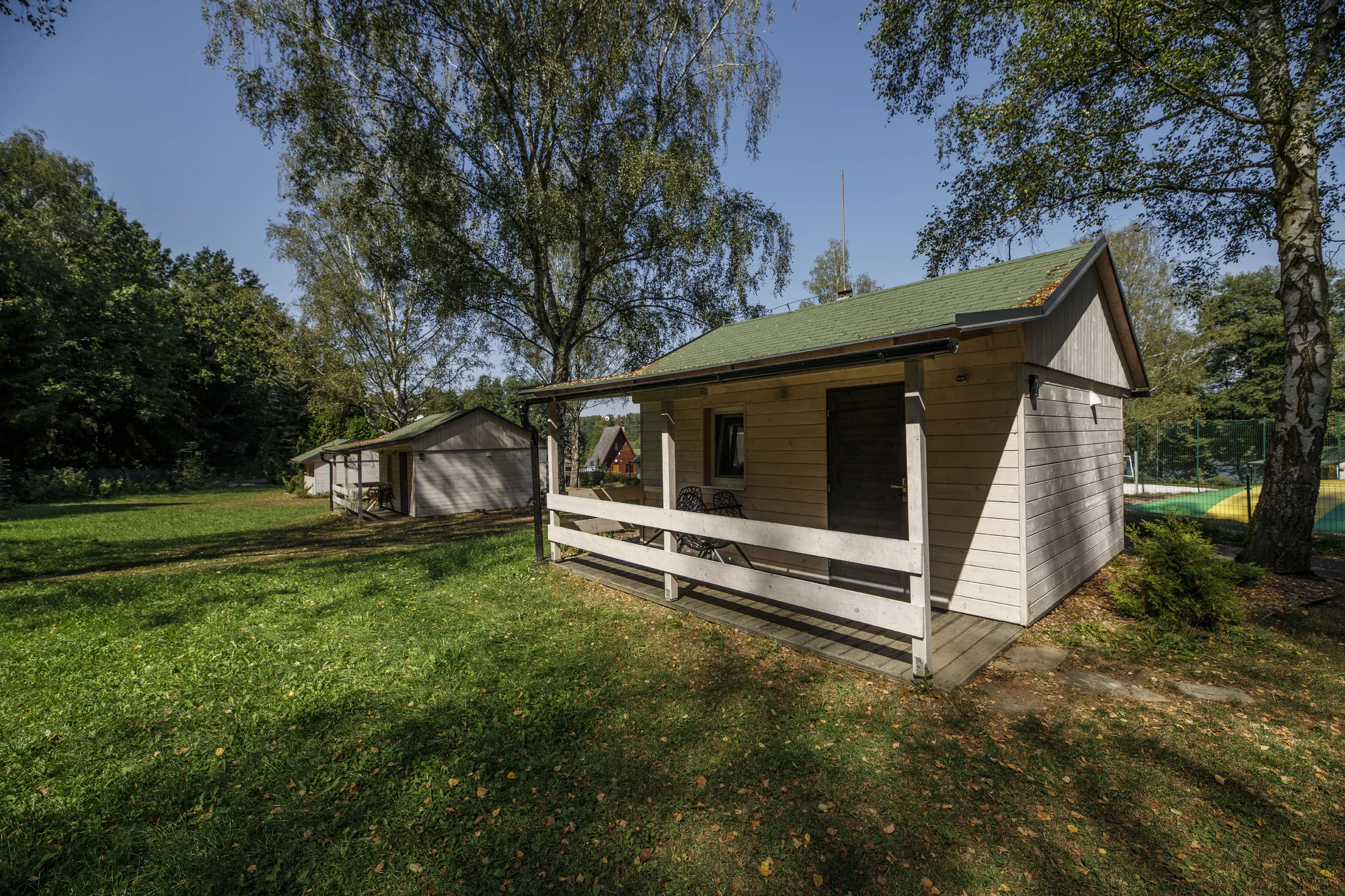 Útulné chatky u rybníka na úpatí Orlických hor pro pár i rodinu: jídlo, sauny a biotop