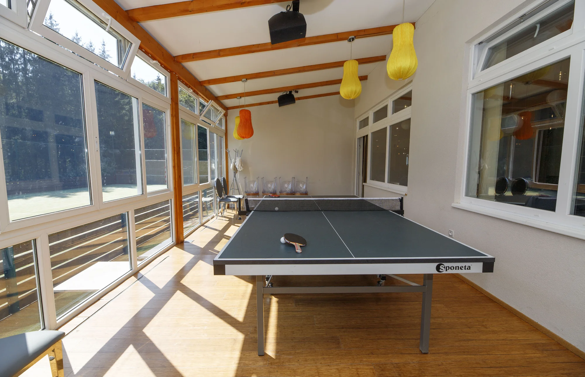 Útulné chatky u rybníka na úpatí Orlických hor pro pár i rodinu: jídlo, sauny a biotop