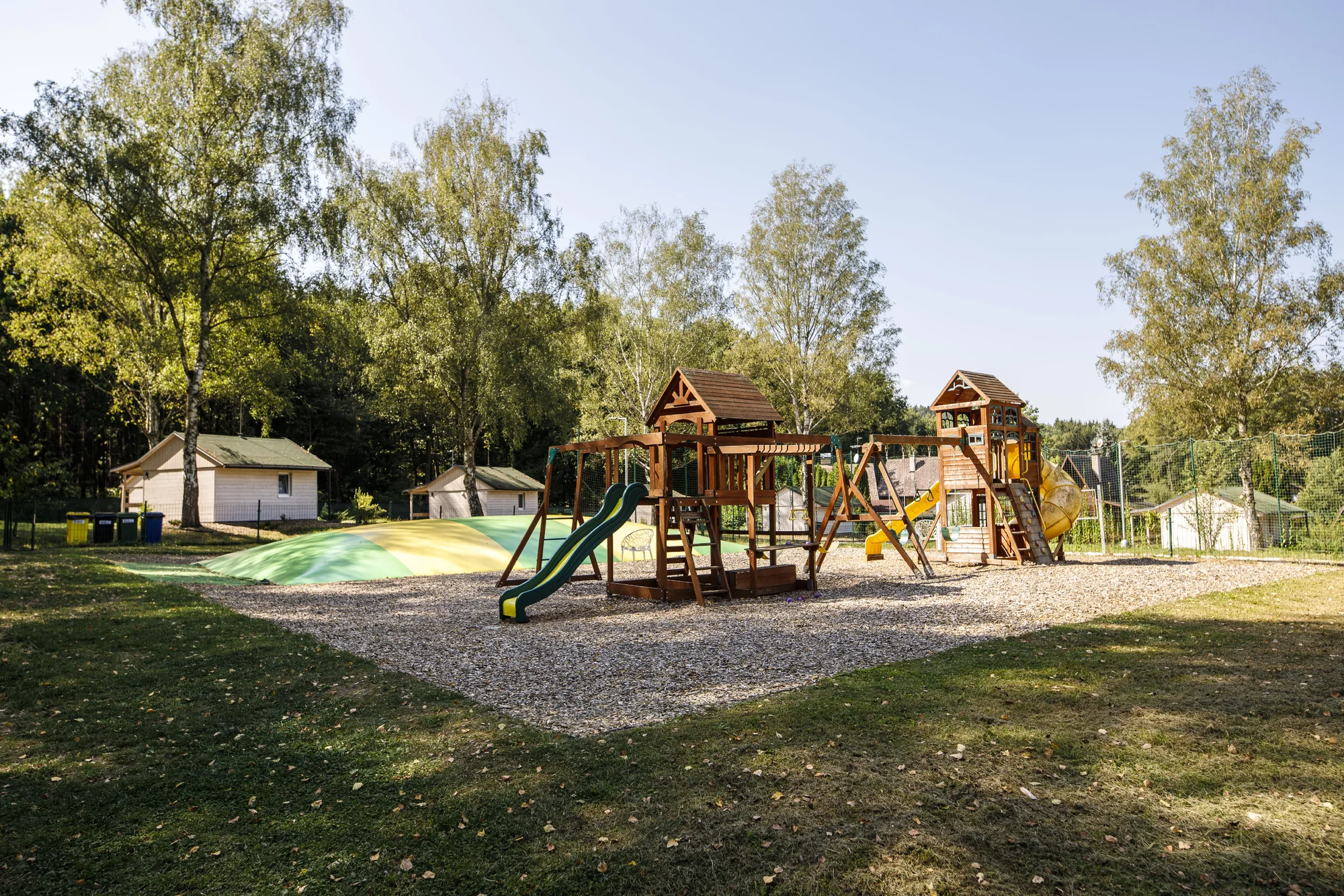 Útulné chatky u rybníka na úpatí Orlických hor pro pár i rodinu: jídlo, sauny a biotop