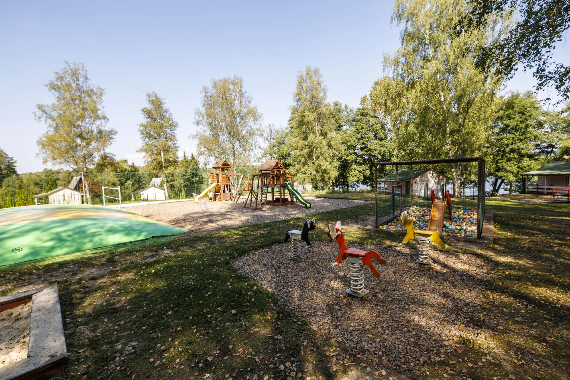 Útulné chatky u rybníka na úpatí Orlických hor pro pár i rodinu: jídlo, sauny a biotop