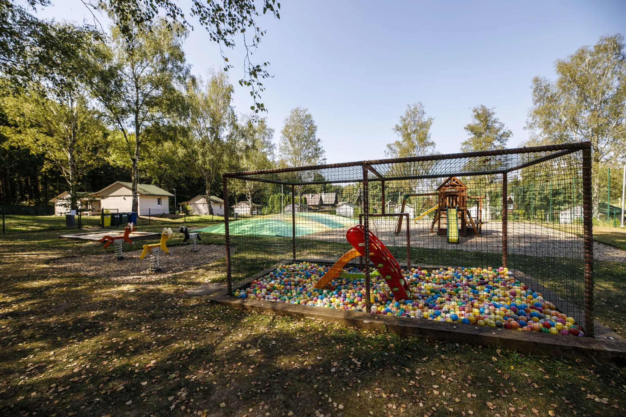 Útulné chatky u rybníka na úpatí Orlických hor pro pár i rodinu: jídlo, sauny a biotop