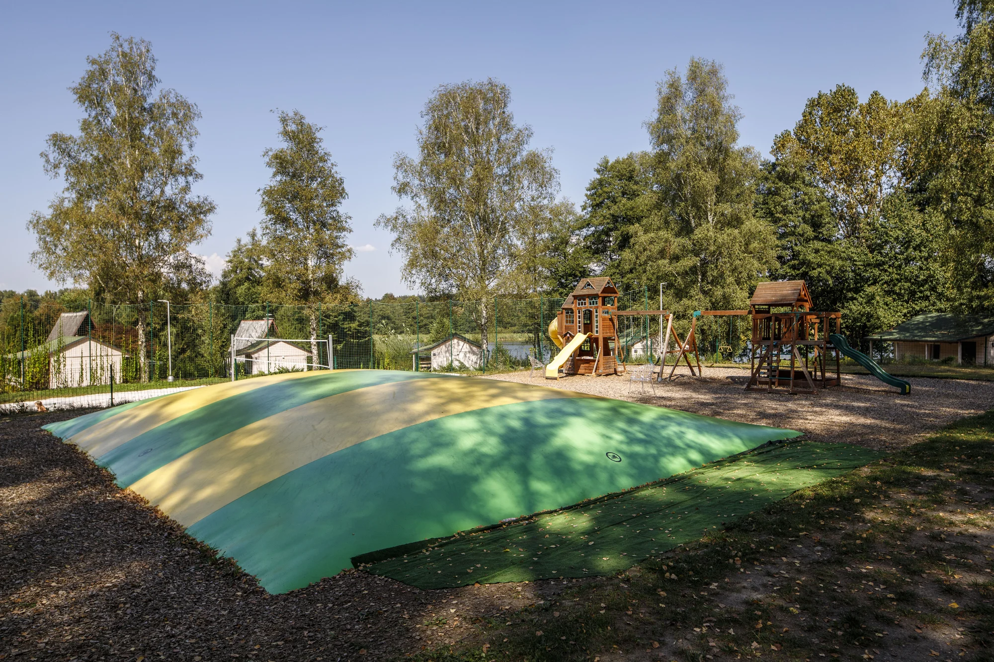 Útulné chatky u rybníka na úpatí Orlických hor pro pár i rodinu: jídlo, sauny a biotop