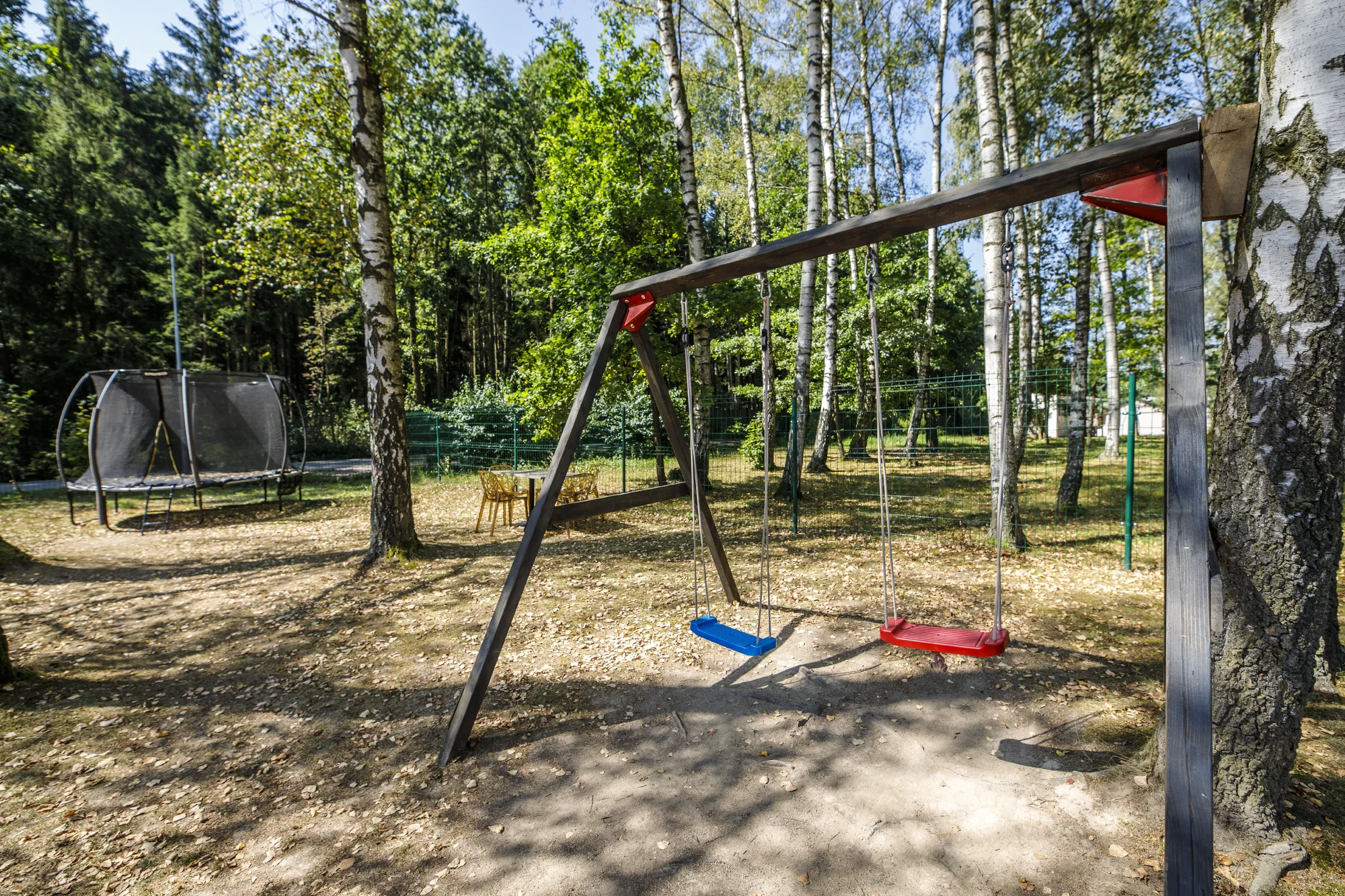 Útulné chatky u rybníka na úpatí Orlických hor pro pár i rodinu: jídlo, sauny a biotop