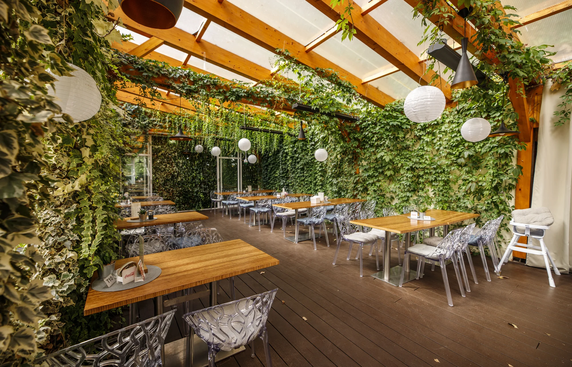 Útulné chatky u rybníka na úpatí Orlických hor pro pár i rodinu: jídlo, sauny a biotop