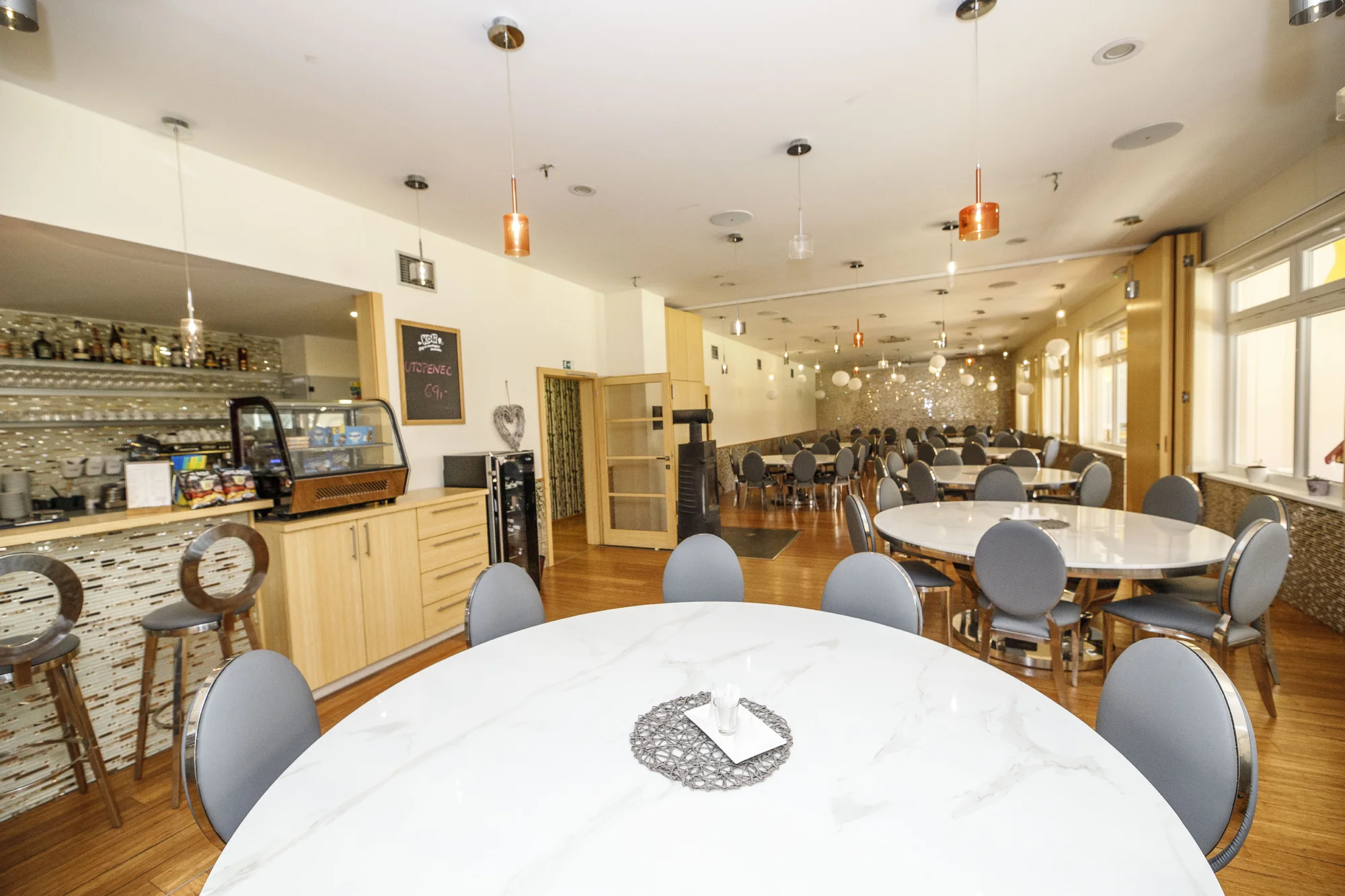 Útulné chatky u rybníka na úpatí Orlických hor pro pár i rodinu: jídlo, sauny a biotop