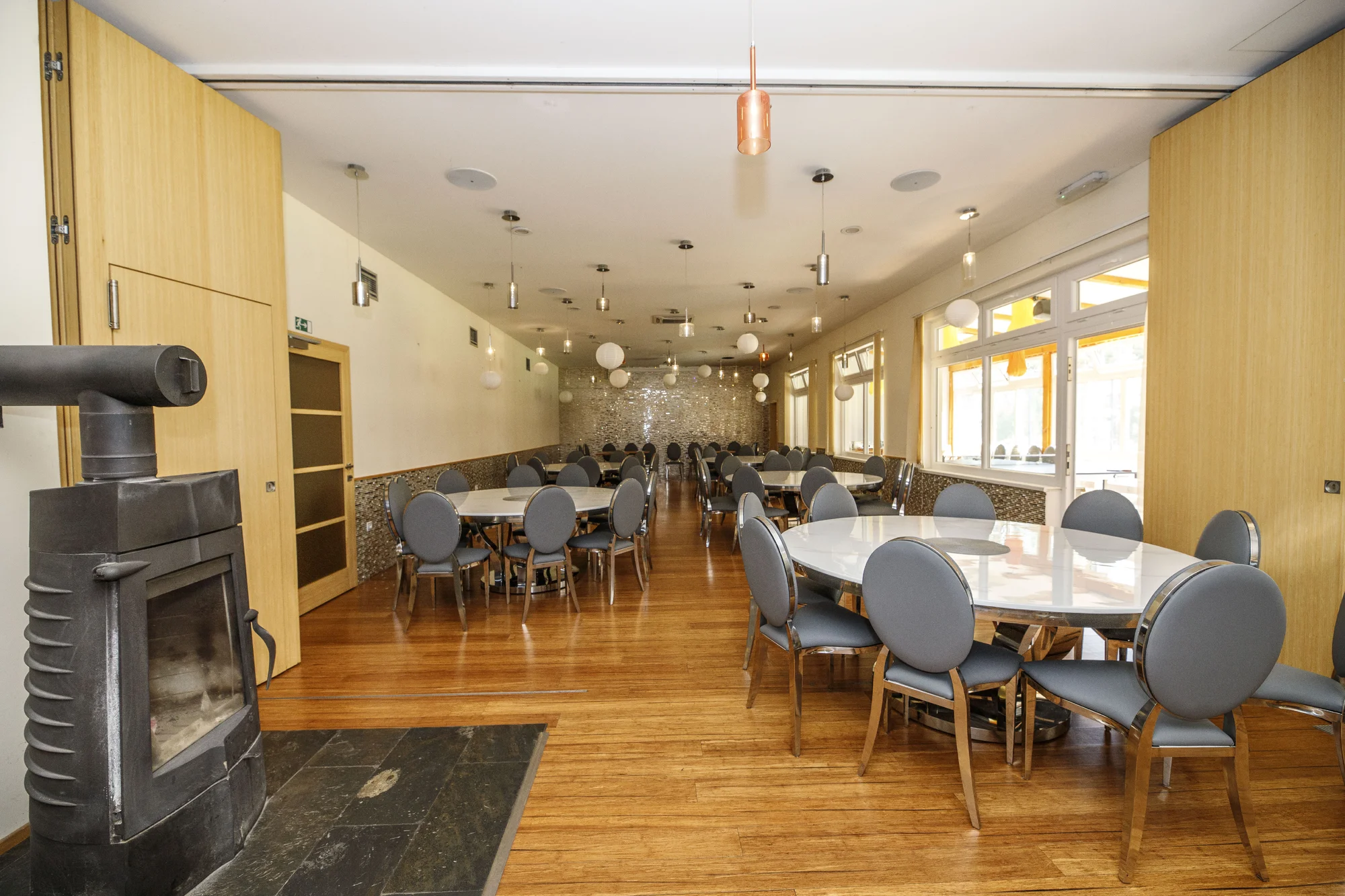 Útulné chatky u rybníka na úpatí Orlických hor pro pár i rodinu: jídlo, sauny a biotop