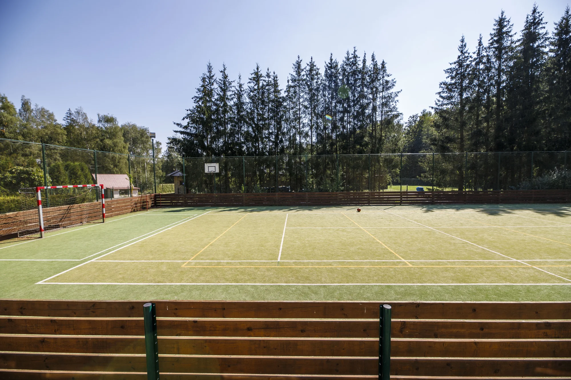 Útulné chatky u rybníka na úpatí Orlických hor pro pár i rodinu: jídlo, sauny a biotop