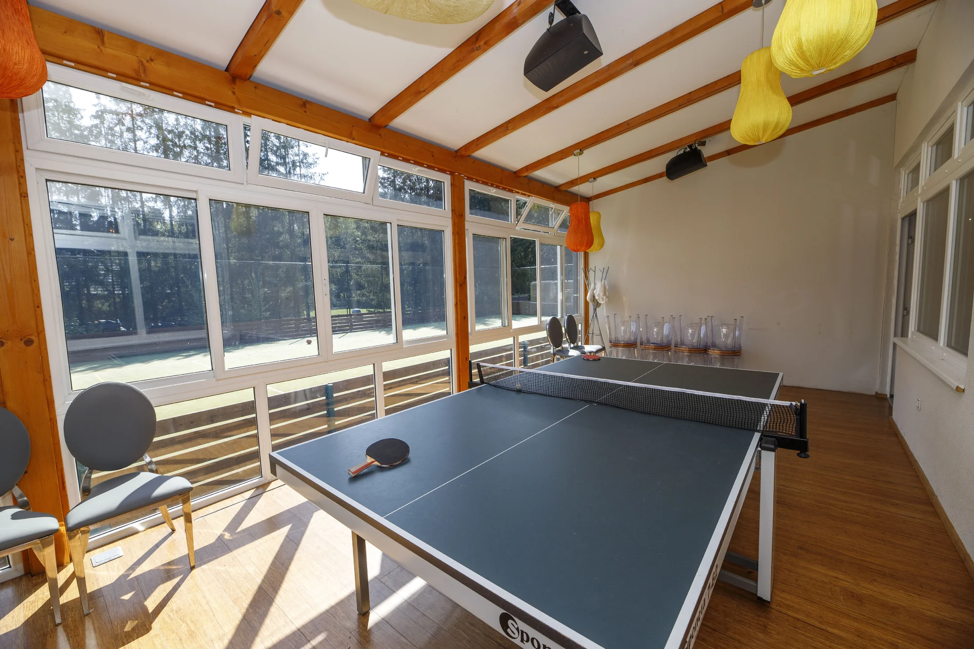 Útulné chatky u rybníka na úpatí Orlických hor pro pár i rodinu: jídlo, sauny a biotop