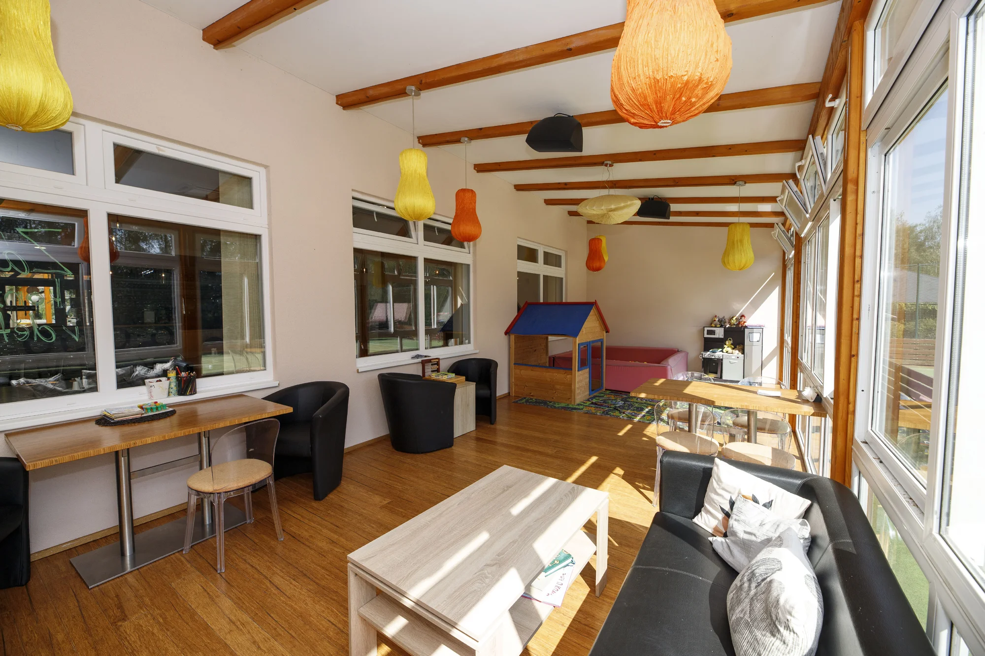 Útulné chatky u rybníka na úpatí Orlických hor pro pár i rodinu: jídlo, sauny a biotop