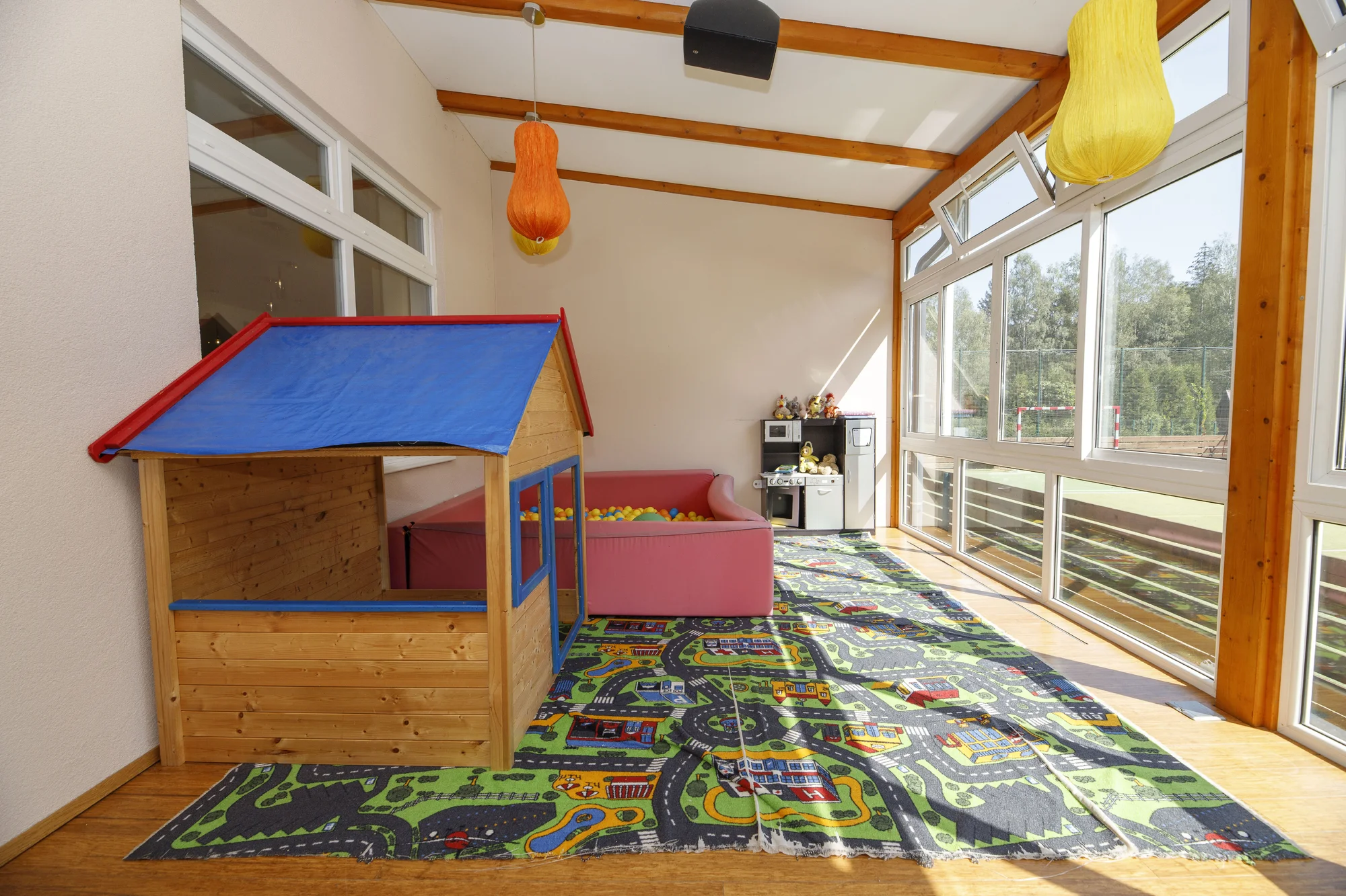 Útulné chatky u rybníka na úpatí Orlických hor pro pár i rodinu: jídlo, sauny a biotop