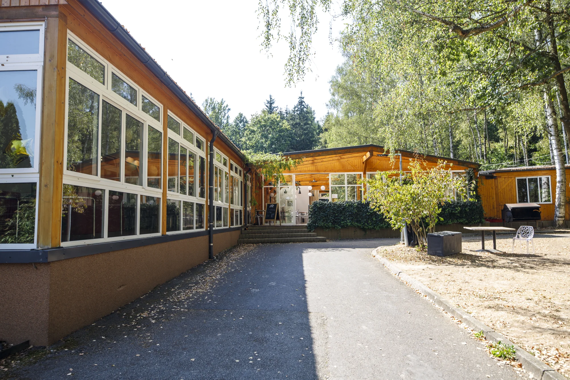 Útulné chatky u rybníka na úpatí Orlických hor pro pár i rodinu: jídlo, sauny a biotop