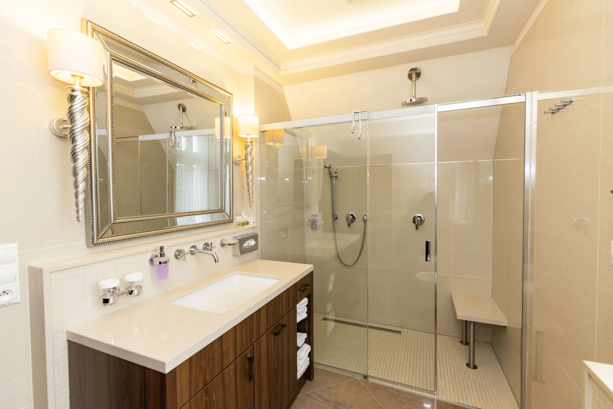 4* hotel ve Varech: skvělé jídlo, masáž, sauna i soukromé využití kina