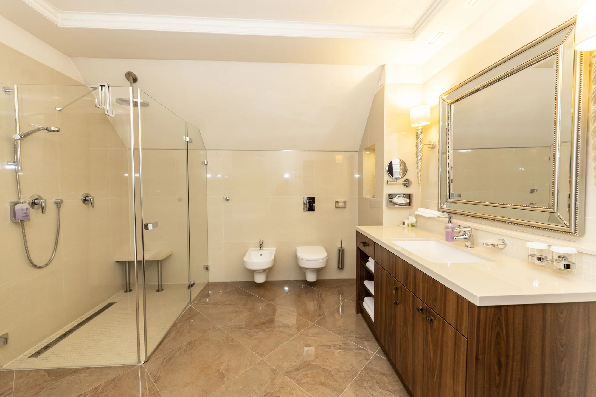 4* hotel ve Varech: skvělé jídlo, masáž, sauna i soukromé využití kina